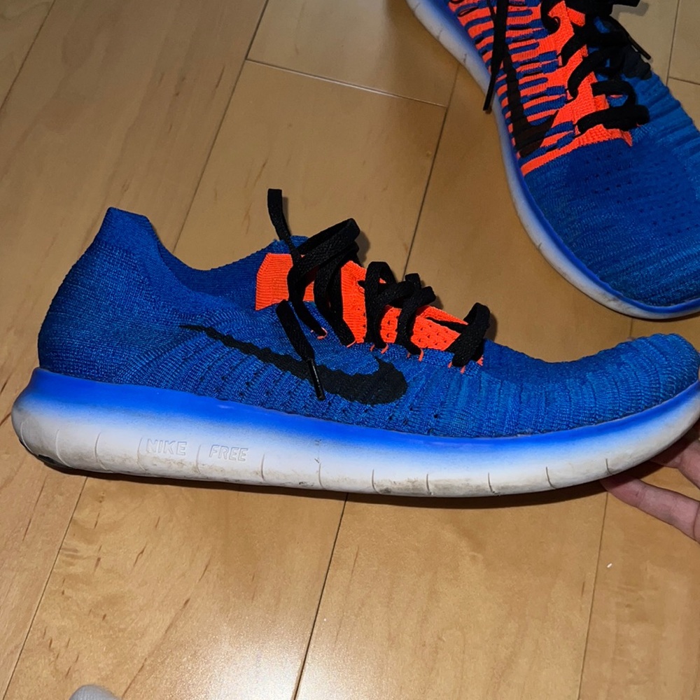 NIKE FREE RUNS